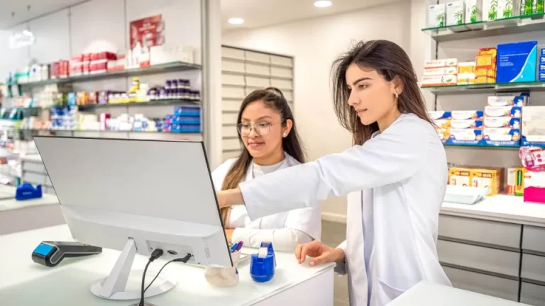 What Does Pharmacy Tech Do